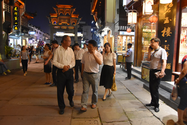 復星旅游商業(yè)集團總經(jīng)理黃旼宇屯溪老街投資考察